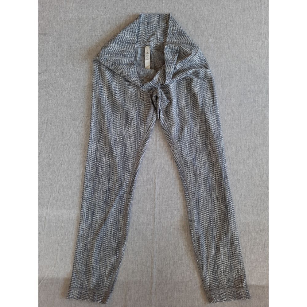 Lululemon Women's 10 Yoga Active Geometric Pull-Over Black/White Ankle Pants